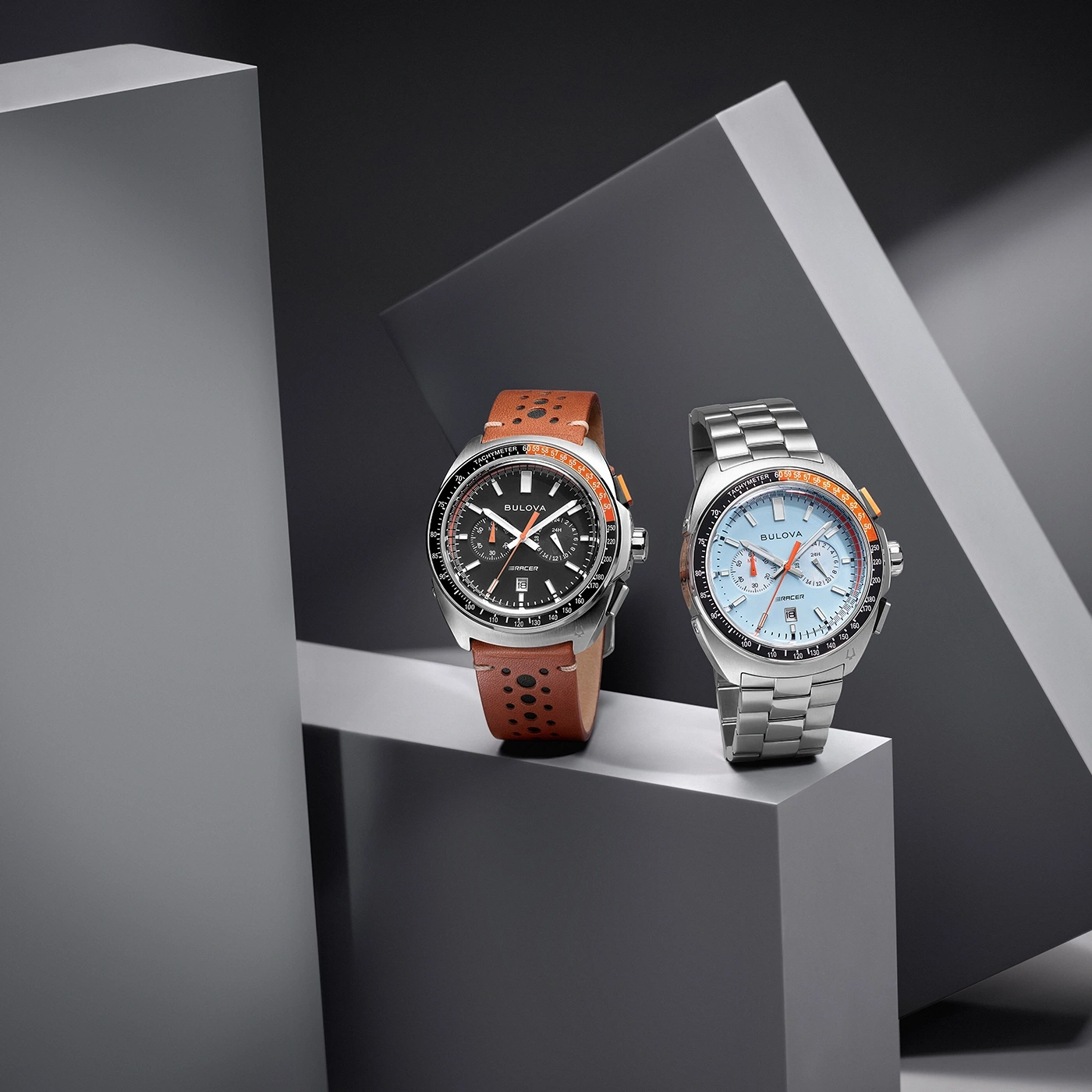 Twee Bulova horloges, elegant gepresenteerd op een grijze achtergrond.
