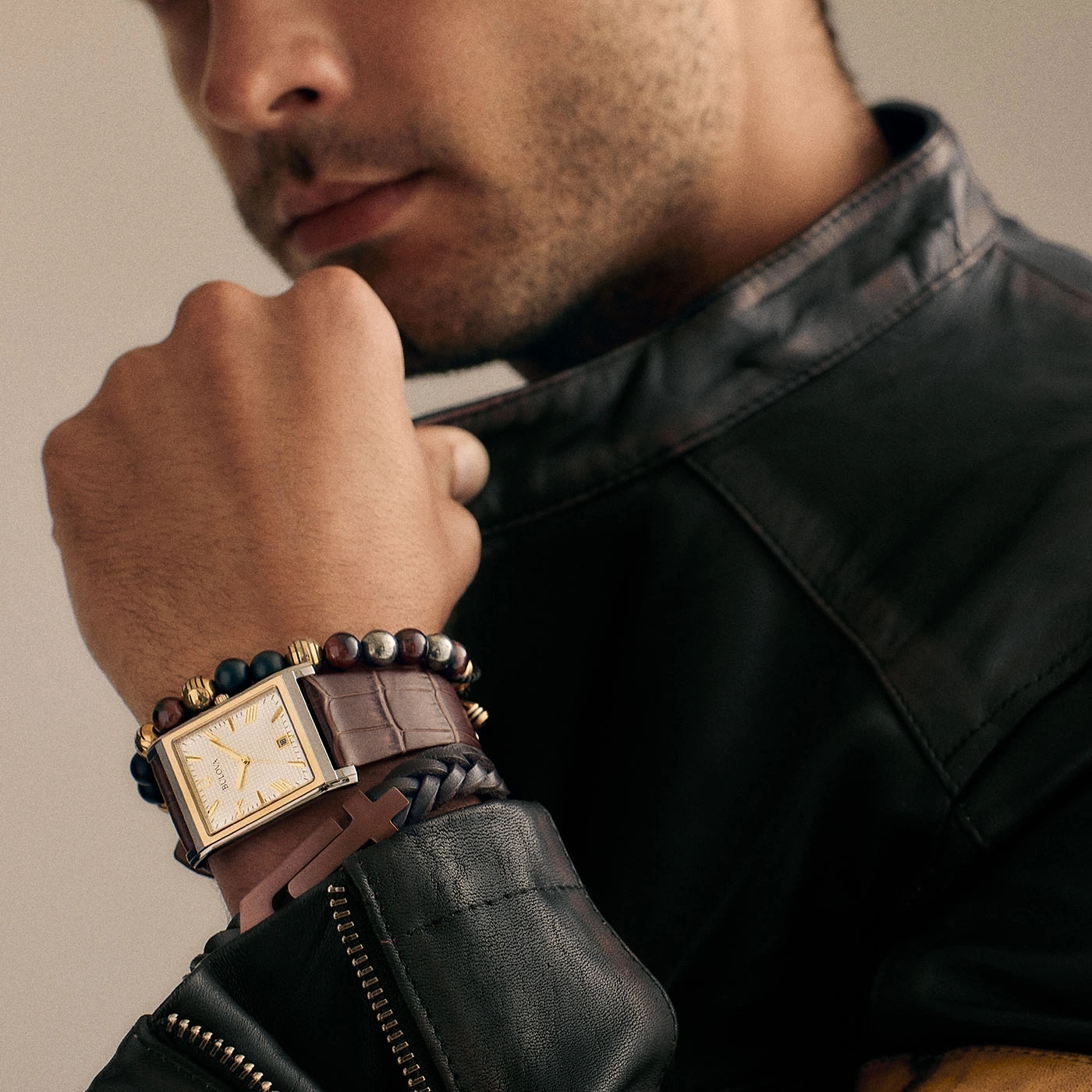 Man met horloge en armbanden, leren jas, close-up, stijlvol