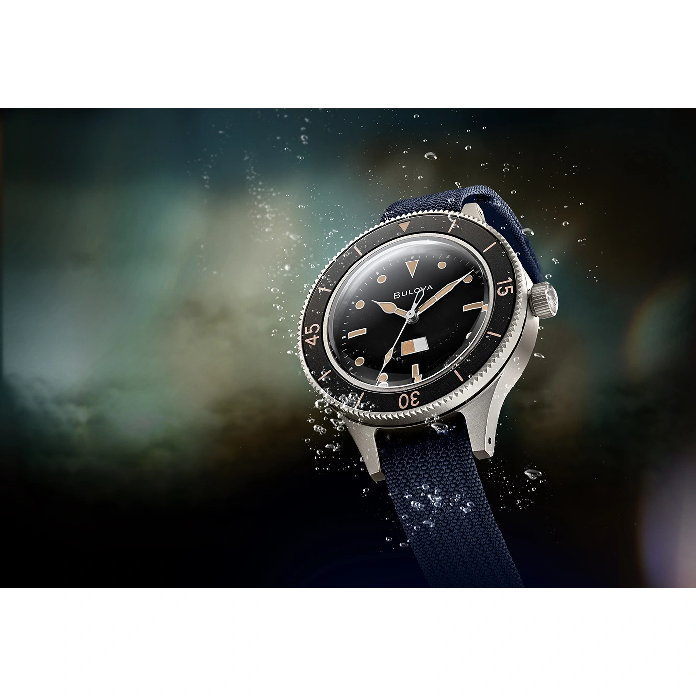 Horloge met zwarte wijzerplaat en blauwe band onder water met bellen