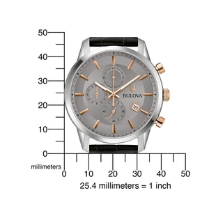 Bulova horloge met grijze wijzerplaat, gouden accenten en zwarte leren band.