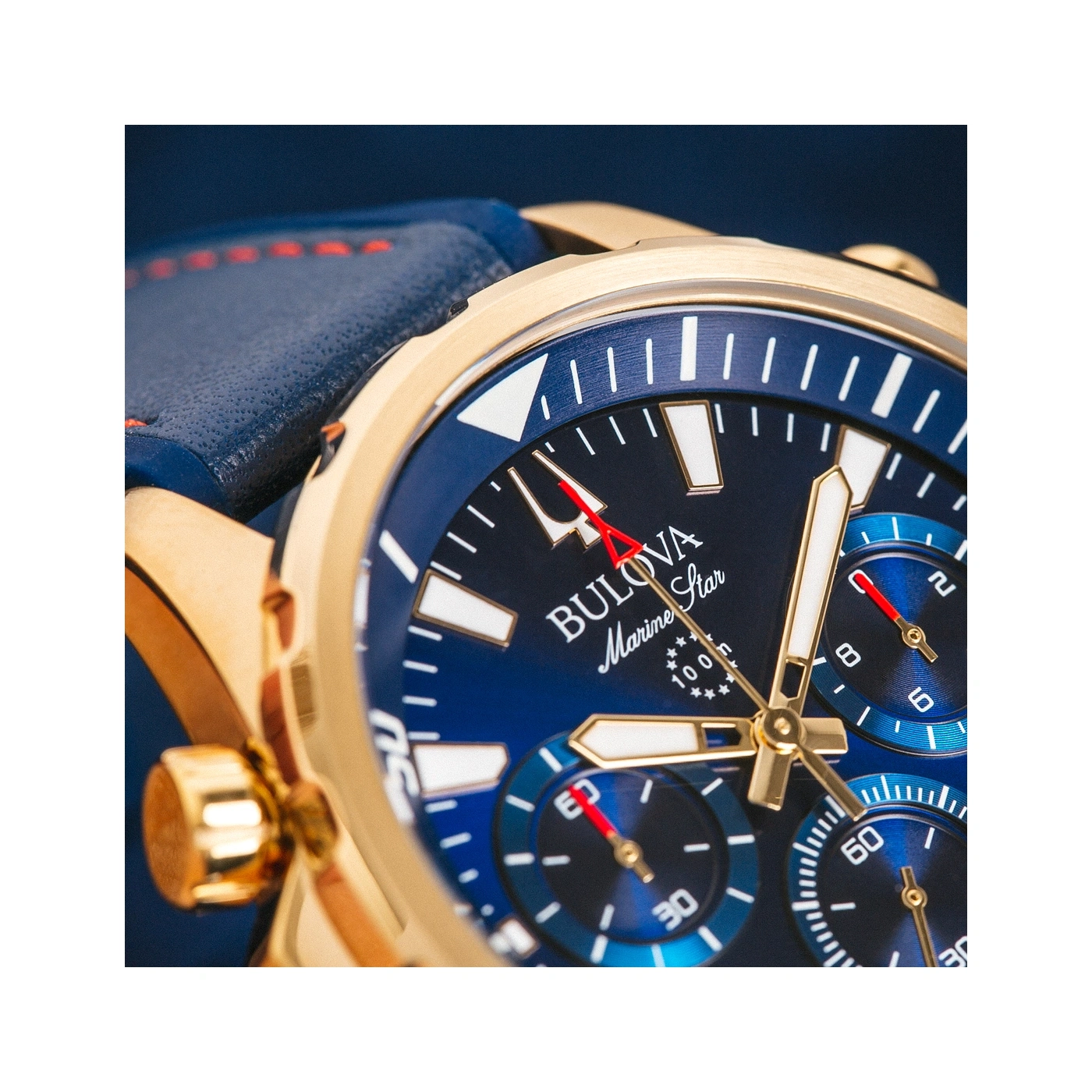 Bulova Marine Star horloge, blauwe wijzerplaat, gouden kast, leren band, close-up detail.