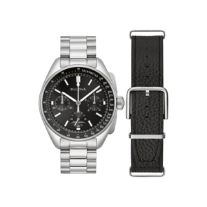 Bulova horloge met zwarte wijzerplaat en zilveren band, leren band ernaast.