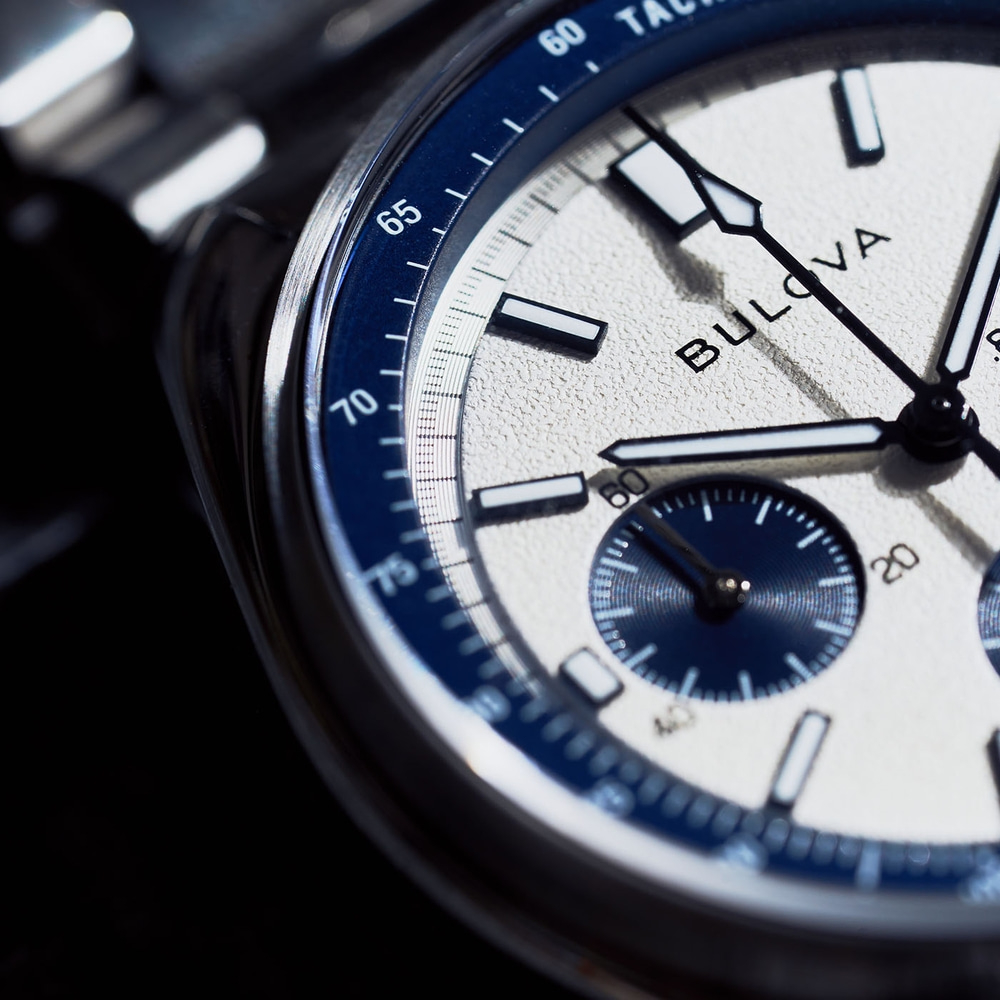 Close-up van een Bulova-horloge met blauwe wijzerplaat en zilveren details.