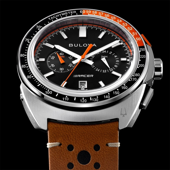 Bulova horloge met zwarte wijzerplaat, tachymeter en leren band. Stijlvol en functioneel.