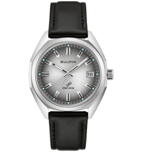 Bulova horloge met zilveren wijzerplaat en zwarte leren band
