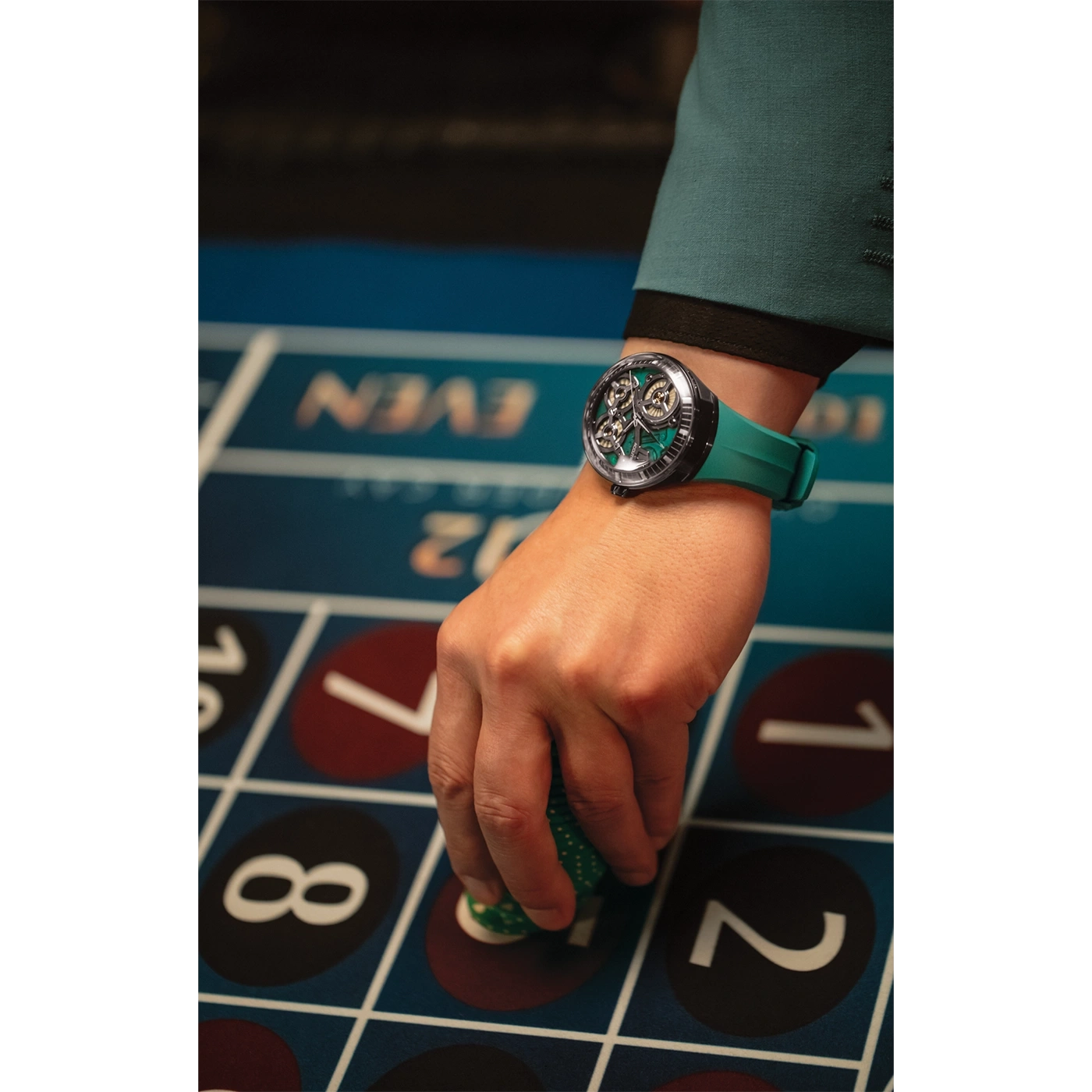 Man met horloge en groene chips bij roulette. Gokconcept.