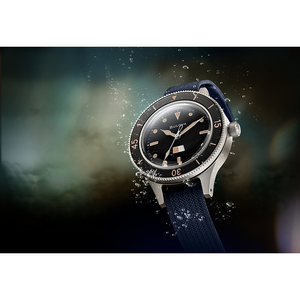 Horloge met zwarte wijzerplaat en blauwe band onder water met bellen
