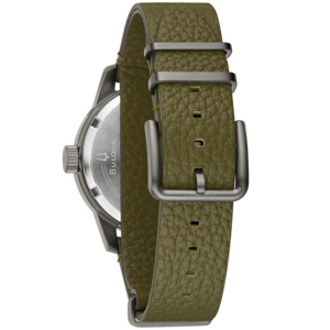 Bulova horloge met olijfgroene leren band en zilveren gesp. Close-up foto.