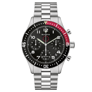 Bulova horloge met zwarte wijzerplaat, rode bezel en zilveren armband.