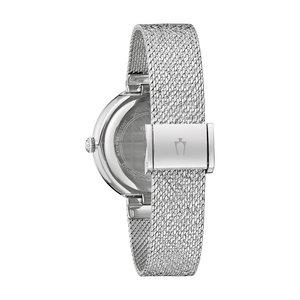 Zilveren dameshorloge met mesh band, close-up, detailopname, elegant