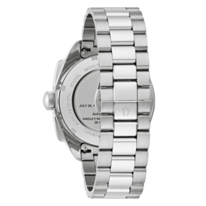 Horloge met metalen band, detailopname van de wijzerplaat en de achterkant.