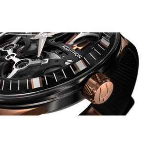 Close-up van een zwart en roségoud Accutron horloge met gedetailleerde elementen.