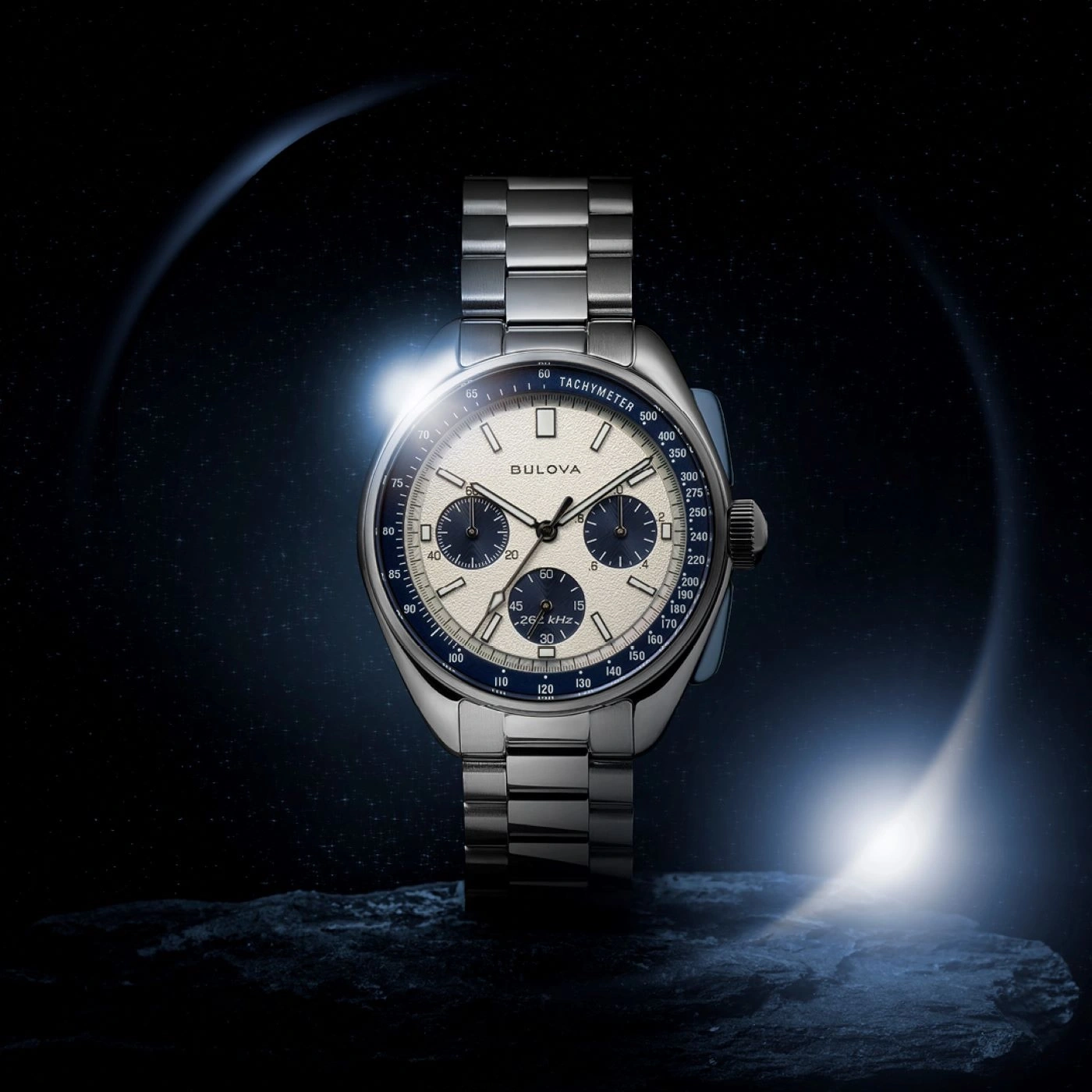 Bulova horloge met blauwe wijzerplaat en tachymeterfunctie in een ruimtedesign.