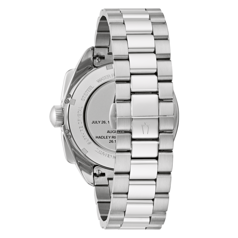 Horloge met metalen band, detailopname van de wijzerplaat en de achterkant.