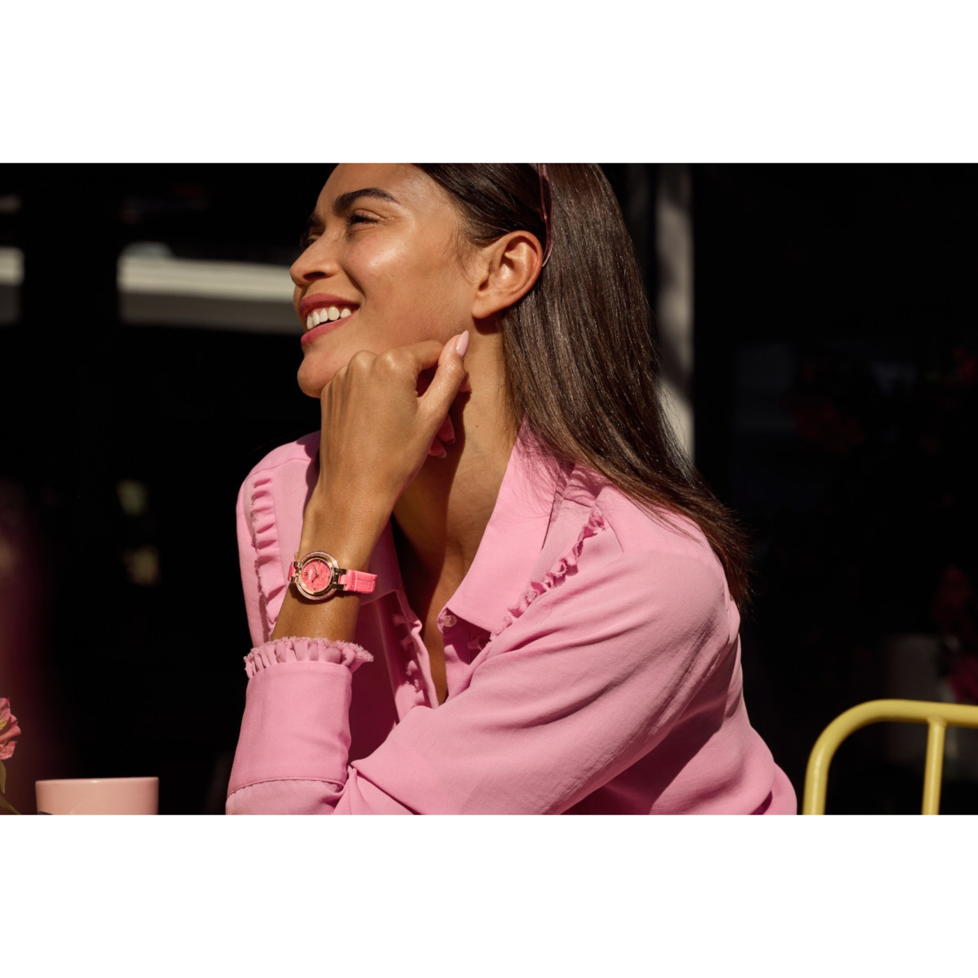 Vrouw met horloge, roze shirt, glimlacht, zonnig, gelukkig, sieraden, mode, polshorloge, portret, buiten