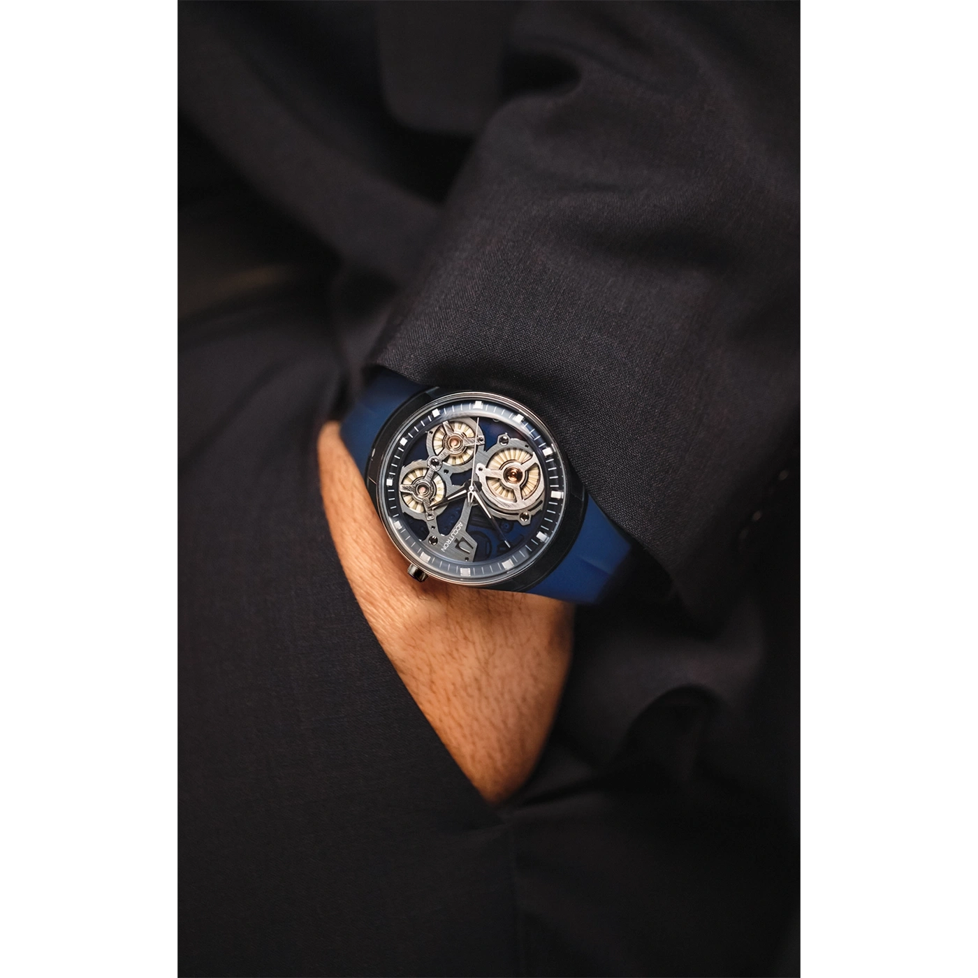 Horloge om pols, man in pak, blauwe band, elegant design, close-up foto