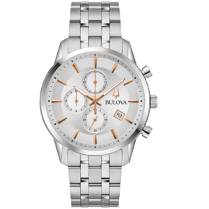 Zilveren Bulova horloge met roségouden accenten en datumweergave op een lichte wijzerplaat.
